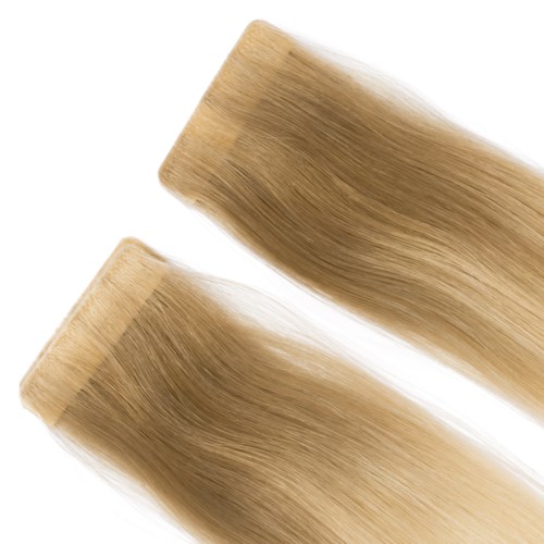 Två hårförlängningar i blond färg med slät, glänsande yta.