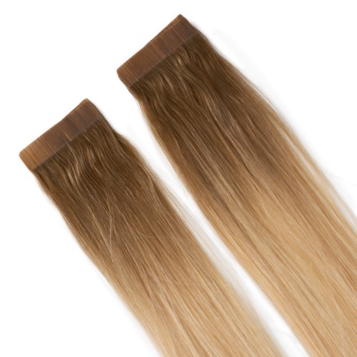 To hårforlængelsesstykker, lysbrune til blonde, med glatte, lige hårstrå.