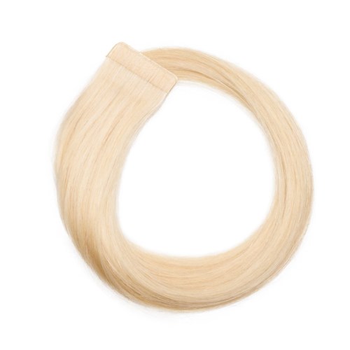 En blond hårförlängning i serie med en tejp upptill, formad till en lös cirkel.