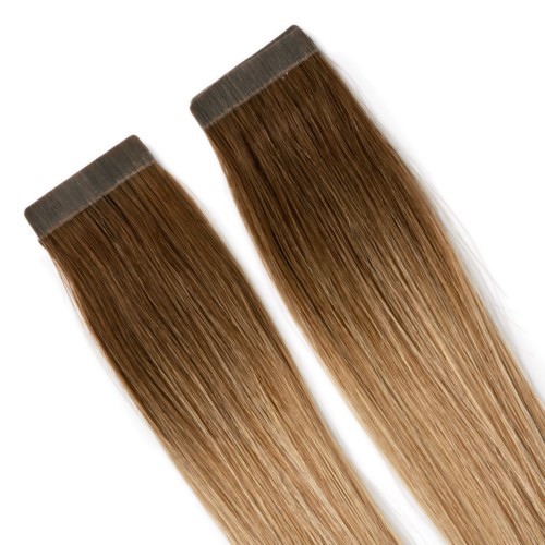 To hårforlængelser med brunt til blond gradient, lige og glatte, let spidse ved enderne.