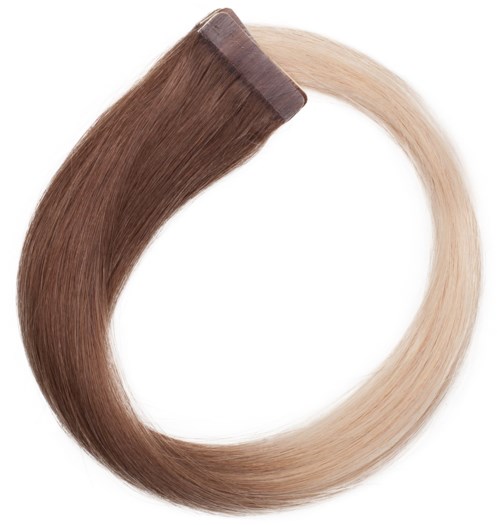 En hårfarvesample viser mørkebrunt, der bliver til blondt.