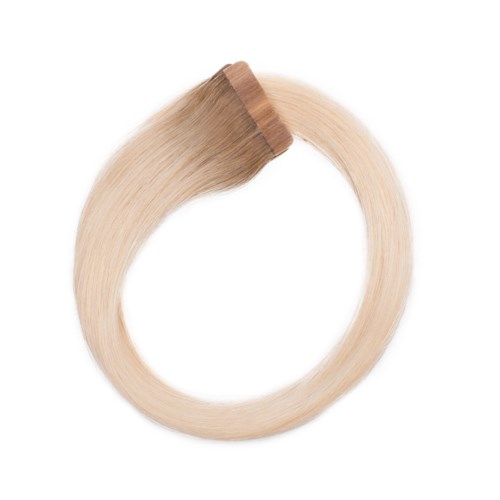 Blondt hår med et brunt hårbånd, formet som en løkke. Enkel og ren stil.