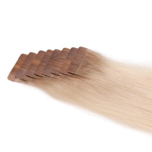 Flere hårextensions med lige, blondt hår. Træklips holder håret på plads. Lys baggrund.