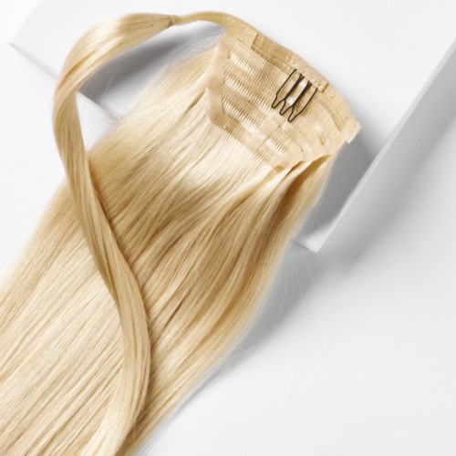 Blonder hårbistning som är påsatt, på vit bakgrund.