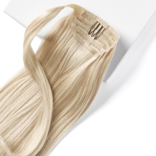 Blont hår med en liten gaffel i slutet, lagt på en vit yta.