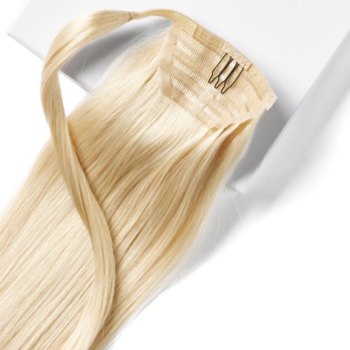 Blont hårförlängning med klämma på vit bakgrund.