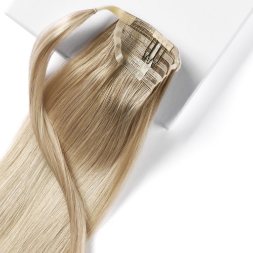 Blonde hårförlängning med clip och klisterremsa, för att ge längre eller fylligare hår.