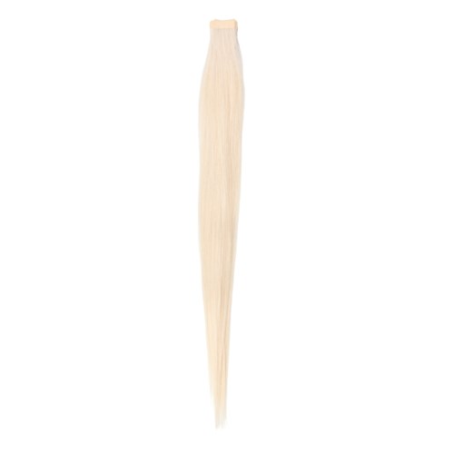 Ett krämfärgat, avlångt föremål med smalning, kanske ett trä- eller hantverkspinne.