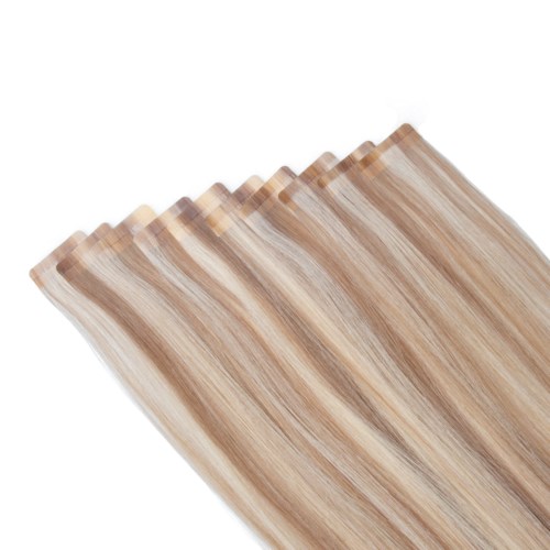 Flera träskivor med naturligt trämönster, arrangerade i en lätt böjd form.
