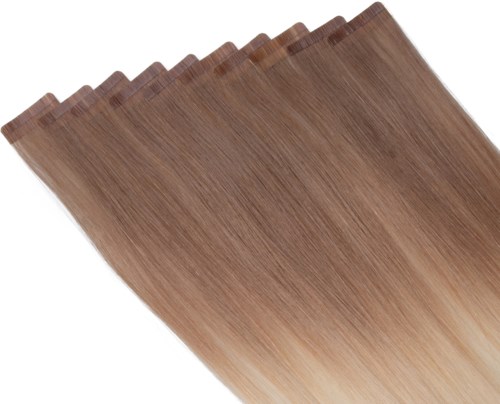 Ett set av hårförlängningar eller slitage med en gradient från mörkbrunt till blont. Håret är rakt och välordnat.
