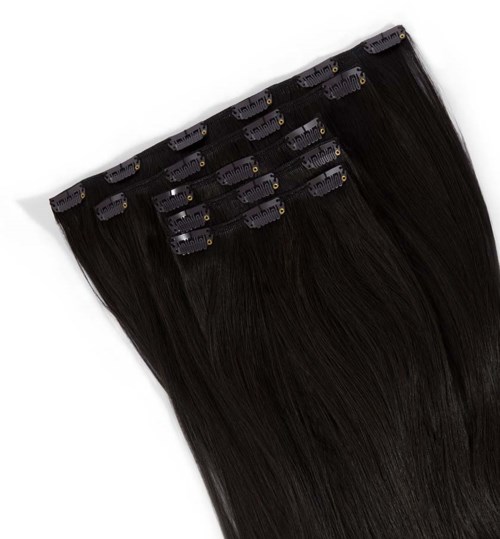 Haarextensions met zwarte clips en lang, steil zwart haar.