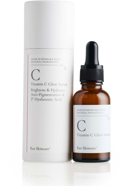 Een kleine bruine fles met pipet naast een witte cilindervormige container, beiden gemarkeerd 'Vitamin C Glow Serum.'