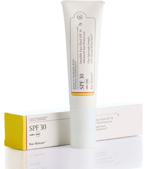Een witte tube zonnebrandcrème met SPF 30, naast een bijpassende doos, beiden met Raz Skincare label.