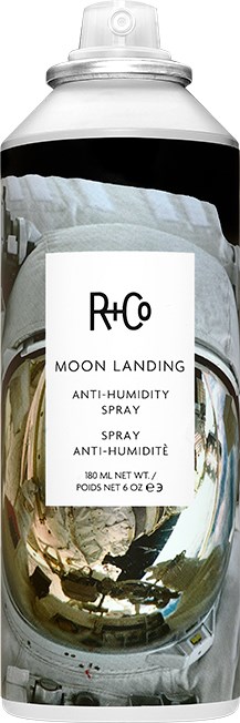 Puszka sprayu oznaczona R+Co Moon Landing Anti-Humidity Spray, 180 ml, czarno-biały design.
