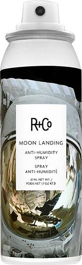 Białe opakowanie sprayu z czarnym dyskiem, oznaczone R+Co Moon Landing anti-humidity spray, jest widoczne.