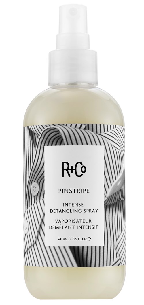 En sprayflaska med Rh+Co Pinstripe intensiv avfällingsspray med svartvitt randigt mönster.