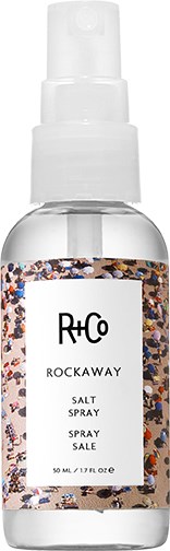 En liten sprayflaska med vit kork och färgglad saltssprayetikett. 50 ml storlek.