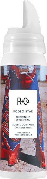Biała butelka z obrazem gwiazdy rodeo i etykietą wskazującą, że to pianka zagęszczająca.