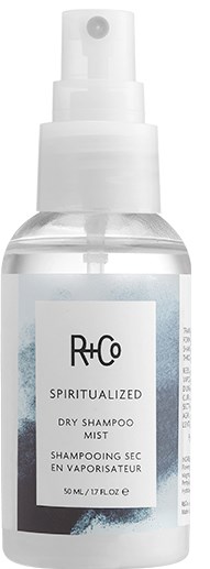 En tydlig sprayflaska märkt R+Co Spiritualized Dry Shampoo Mist, 50 ml volym.