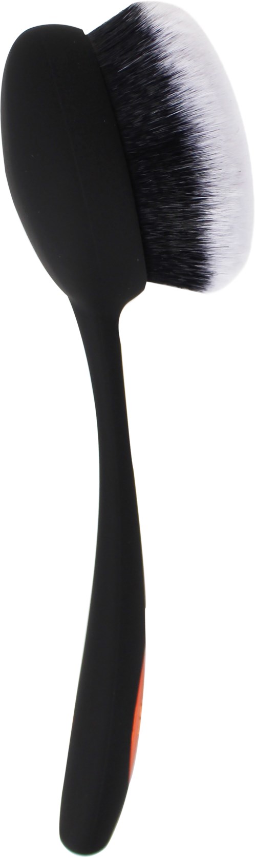 En svart sminkborste med böjt handtag och fluffiga vita och svarta borst.