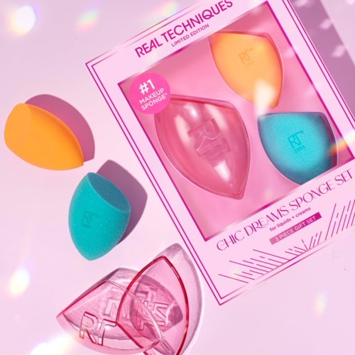 Färgglada makeupsvampar i rosa, gul, blå och orange med ett rosa boxmärke 'Real Techniques'.