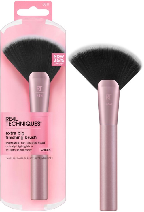 Een make-up kwast met een roze handvat en grote zwarte waaierborstelharen, staat rechtop buiten de verpakking.