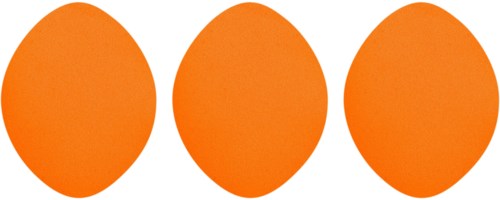 Tre oransje egg er plassert i rad på en hvit overflate.