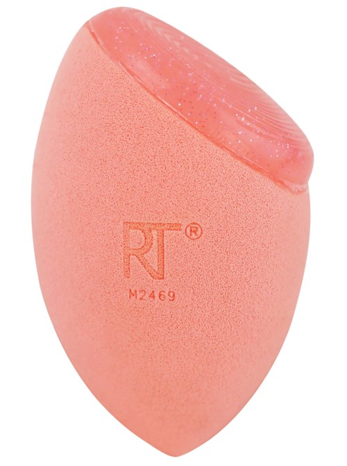 En rosa makeupsvamp med rund form, präglad med 'RT' och en kod, används för att applicera smink.