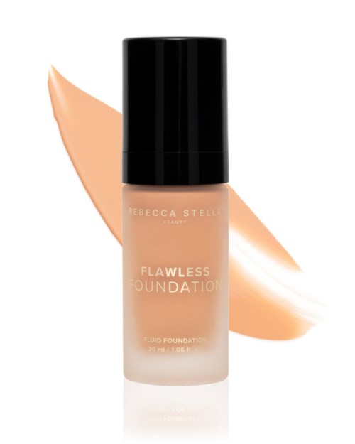 En flaska flytande foundation med svart lock och beige logotyp, med en beige foundation-swipe.