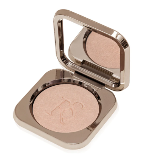 En kompakt makeup-puder med spegellock, ljus rosa nyans inuti, och ett glänsande metallfodral.