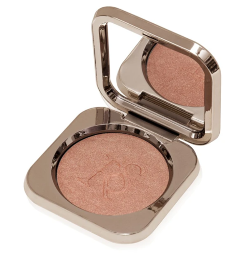 En rosa-brun makeup blush i ett blankt silverfack med en spegel inuti.