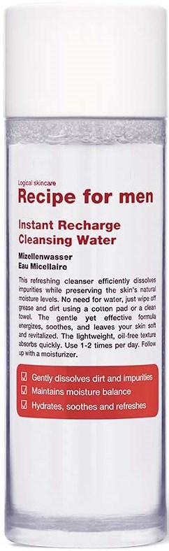 En lång, tydlig flaska med grått lock, märkt 'Recipe for men' ansiktsrengöring, visar produktens fördelar i röd och svart text.
