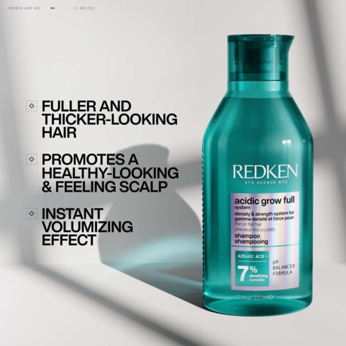 Redken schampoflaska med text om fördelar för hårdensitet och hårbottenhälsa.