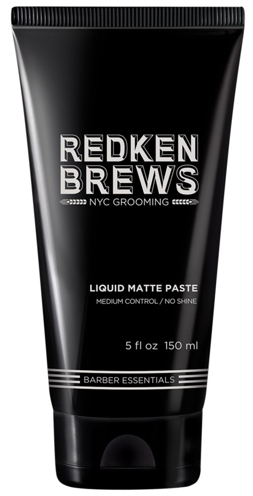 Een zwarte tube Redken Brews vloeibare matte pasta voor medium controle, bedoeld voor herenverzorging.