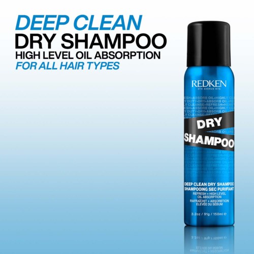 Blå schampoflaska med svart lock, etiketten säger 'Deep Clean Dry Shampoo' för alla hårtyper.