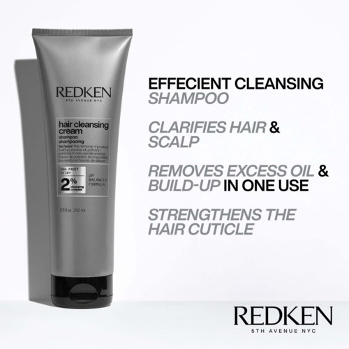 En shampoo tube ved siden af tekst, der fremhæver dens fordele for hårrensning, hovedbundsklarhed og styrkelse af hårkanten.
