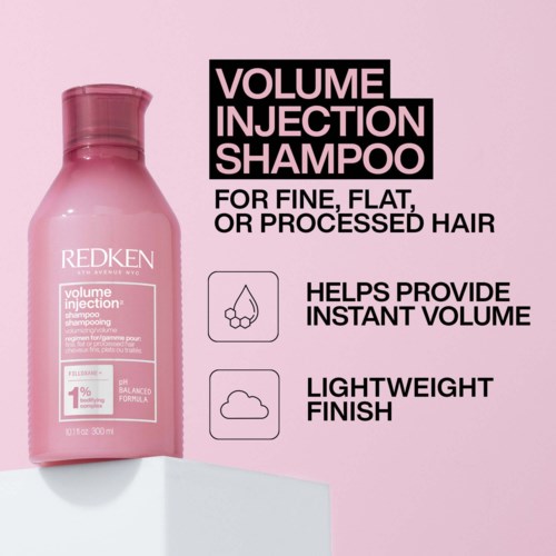Lyserød shampoo-flaske med fed tekst, fremhæver volumenindsprøjtning til fint eller behandlet hår, nævner øjeblikkelig volumen og let finish.
