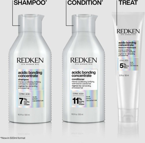 Tre hårpleieprodukter: sjampo, balsam og leave-in-behandling, alle merket 'Redken Acidic Bonding Concentrate.'
