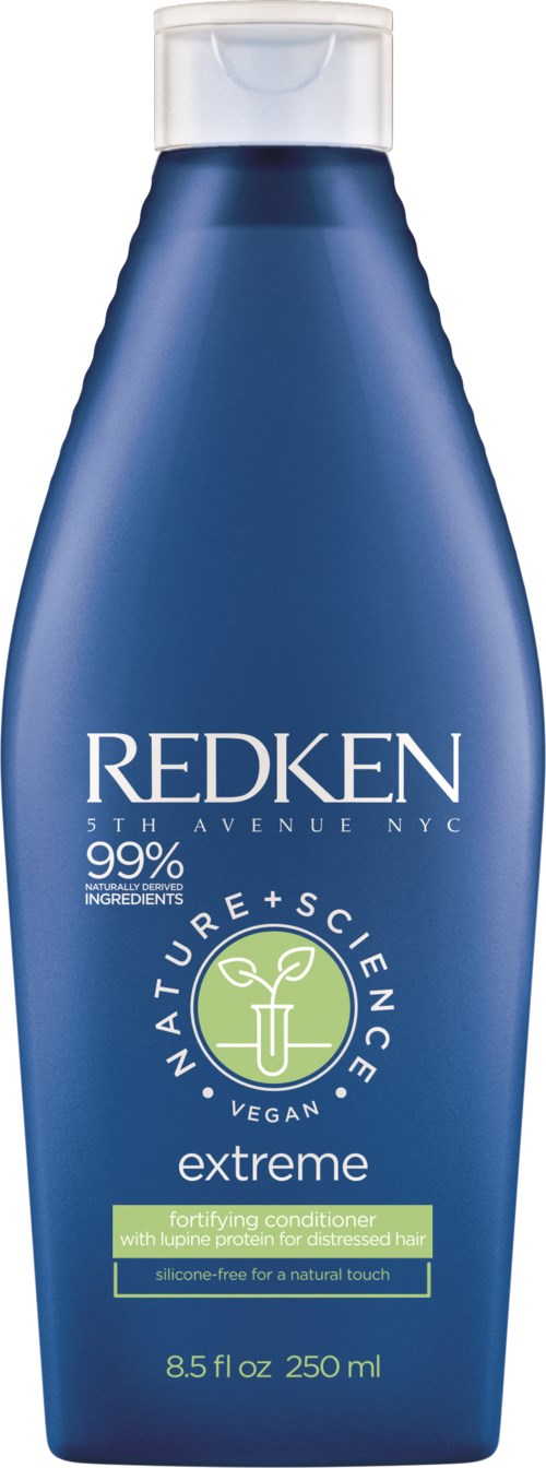 Blå flaske med Redken sjampo, etiketter som indikerer naturlig, vegansk og sulfatfri, 8,5 fl oz (250 ml).