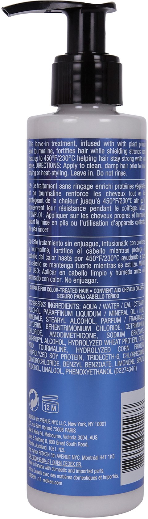 En sylinderformet flaske med pumpe, blå og hvit etikett med tekst og ingredienser, brukt til hårbehandling.