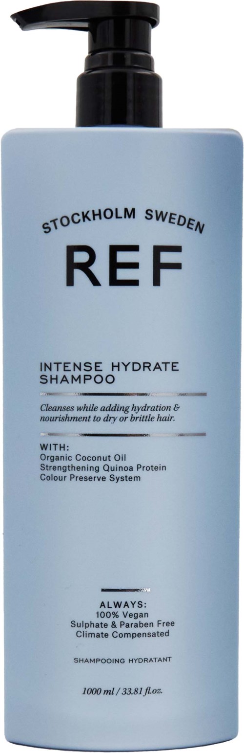 Vaaleansininen shampoopullo, jossa musta pumpunyytti, merkintä 'REF' ja 'Intense Hydrate Shampoo', sisältää ainesosat ja ohjeet.