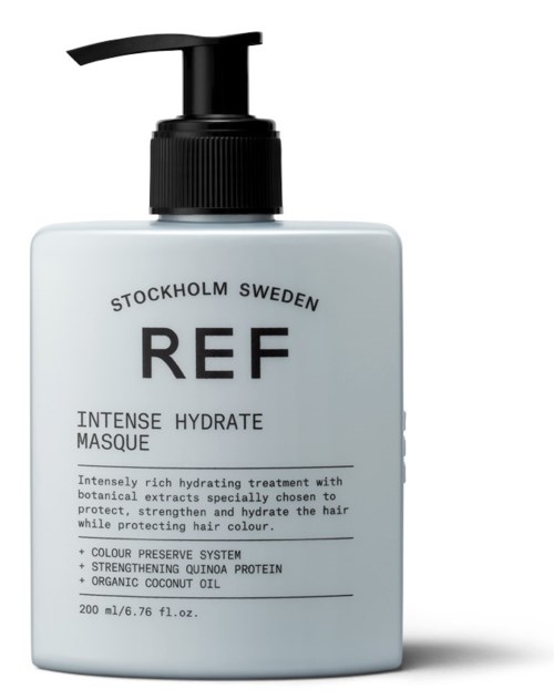 En vit flaska med pump märkt 'REF' för hårmask, innehållande fuktgivande och näringsrika ingredienser från Stockholm, Sverige.
