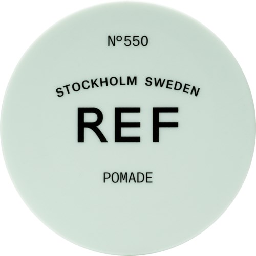 En runt behållare med etikett som säger 'REF' och 'Pomade'. Den nämner Stockholm, Sverige och siffran 550.