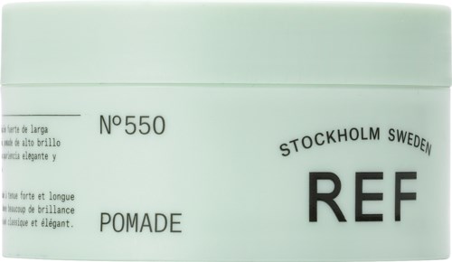 En vit låda med svart text som visar produktnummer, plats och typ av pomada. Stockholm, Sverige nämns.