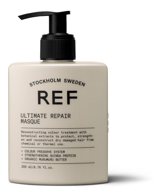 En vit flaska med svart pump, märkt 'REF Ultimate Repair Masque', innehåller hårbehandling med naturliga ingredienser.