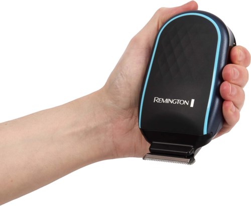 En hånd der holder en sort Remington elektrisk barbermaskine med blå accenter, designet til hårpleje.