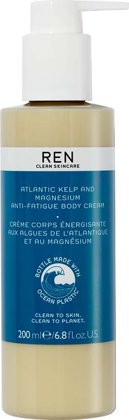 En vit och blå flaska med REN kroppskräm med pump, märkt för hudvård med anti-trötthet ingredienser.