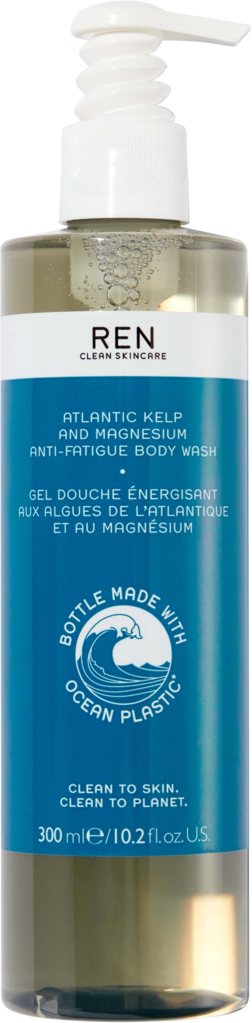 En flaske kroppsvask med hvit pumpe, blå etikett og bølge logo, som sier den er miljøvennlig og laget med havplast.