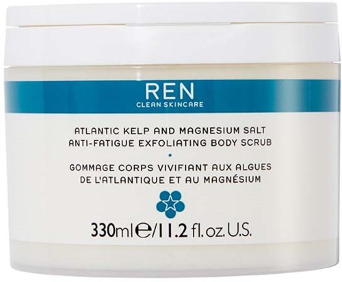Ett badskumsburk med blå etikett, vit lock, innehåller atlantisk tång och magnesiumsalt för exfoliering.