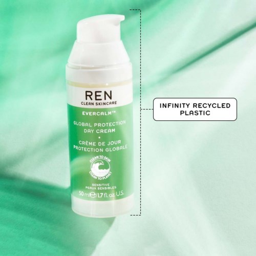 En grön och vit flaska med Ren Evercalm dagkräm av återvunnen plast. Den är för känslig hud.